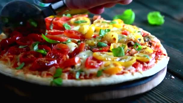 Разрежьте пиццу помидорами черри — стоковое видео