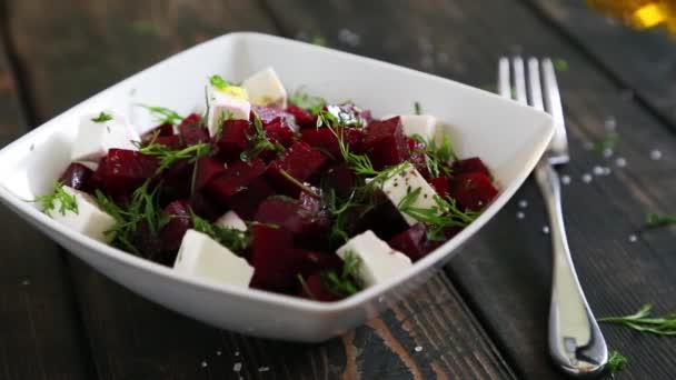 Salad with beets with feta cheese and herbs — Stock Video