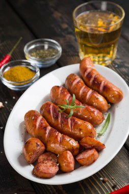 Baharat ve bira ile ızgara sosis