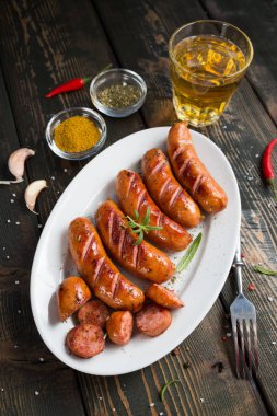 Baharat ve bira ile ızgara sosis