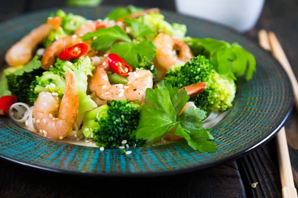 Salada com brócolis, macarrão e camarão — Fotografia de Stock