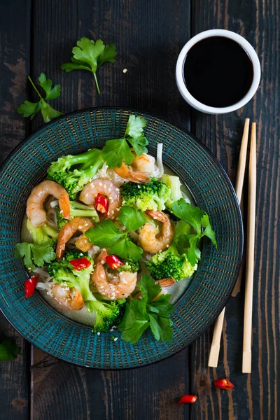 Ensalada con brócoli, fideos y camarones —  Fotos de Stock