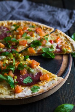 Salam ve sebze pizza