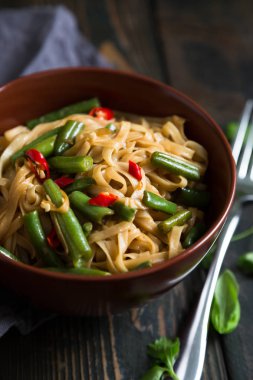 Yeşil fasulye ve biber ile erişte