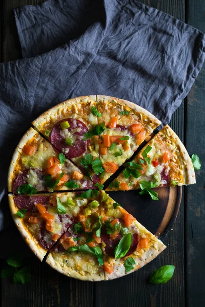 Pizza con salami y verduras —  Fotos de Stock
