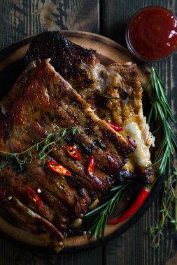 Baharatlı ve otlu domuz pirzolası.