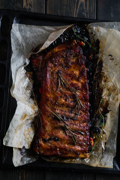 양념 과 허브를 곁들인 구운 돼지고기 갈비 — 스톡 사진