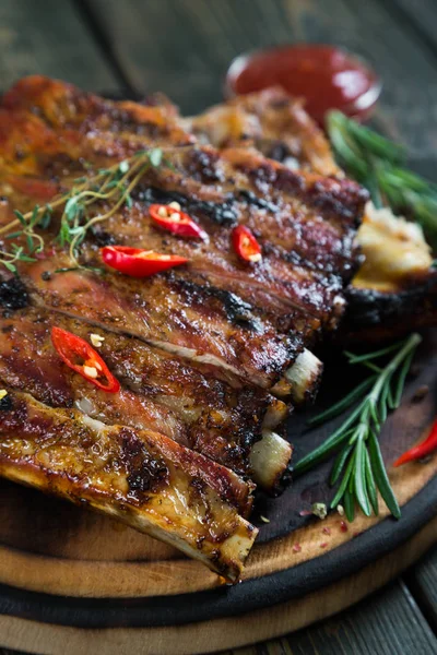 Costillas de cerdo a la parrilla con especias y hierbas — Foto de Stock