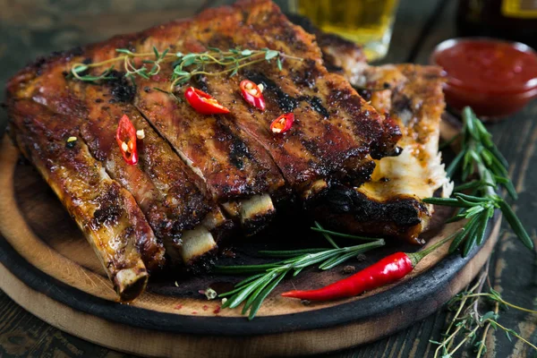 Costillas de cerdo a la parrilla con especias y hierbas — Foto de Stock