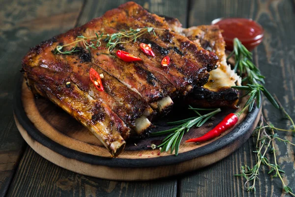 Grilled pork ribs with spices and herbs — Stock Photo, Image