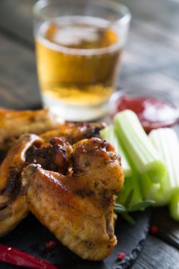 Kızarmış tavuk kanadı kereviz ve bira ile