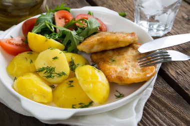 Şnitzel ile patates ve yeşillik