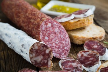 Salam çeşitli, ekmek ve otlar