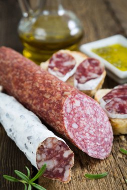 Salam çeşitli, ekmek ve otlar