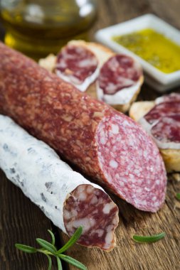 Salam çeşitli, ekmek ve otlar