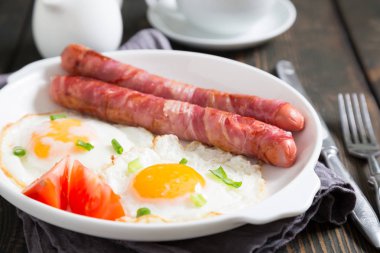 Sosis, kızarmış yumurta kahvaltı