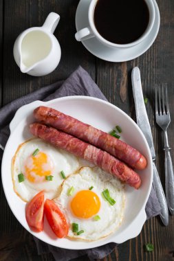 Sosis, kızarmış yumurta kahvaltı