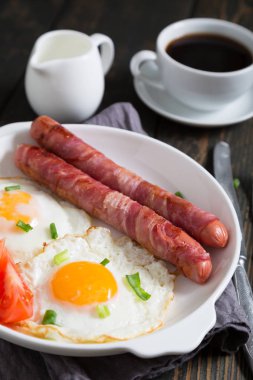 Sosis, kızarmış yumurta kahvaltı