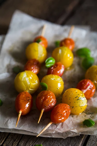 Pečenými cherry rajčaty na jehle — Stock fotografie