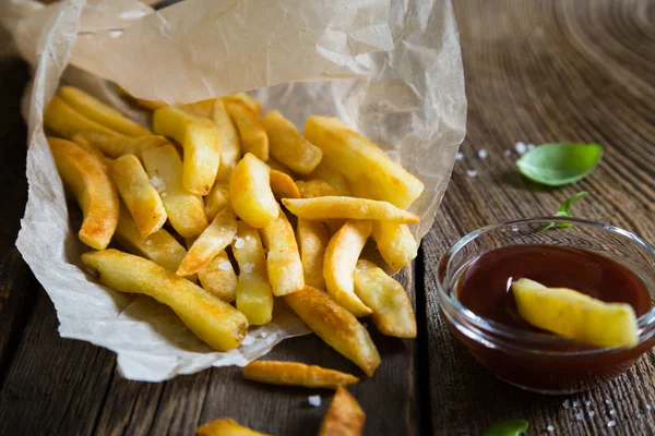 Pommes frites med sås — Stockfoto