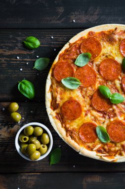 biberli ve fesleğen pizza