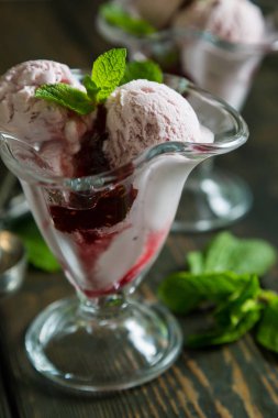 Reçel ve taze nane ile dondurma