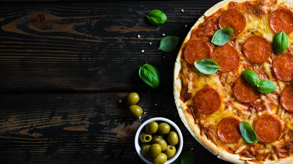 Pizza con pepperoni y albahaca —  Fotos de Stock