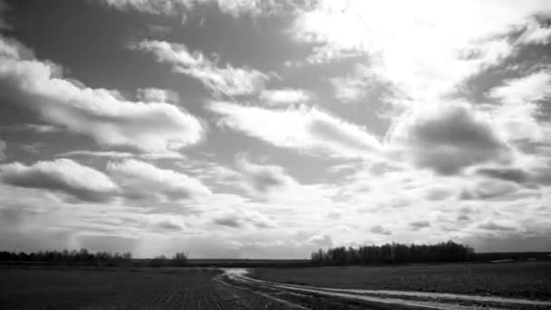 Nubes sobre el campo. Tiempo vueltas paisaje — Vídeos de Stock