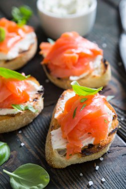 Bruschetta krem peynir ve füme somon ile