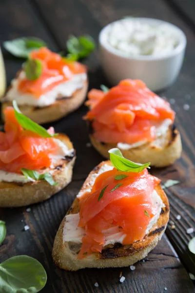 Bruschetta con queso crema y salmón ahumado — Foto de Stock