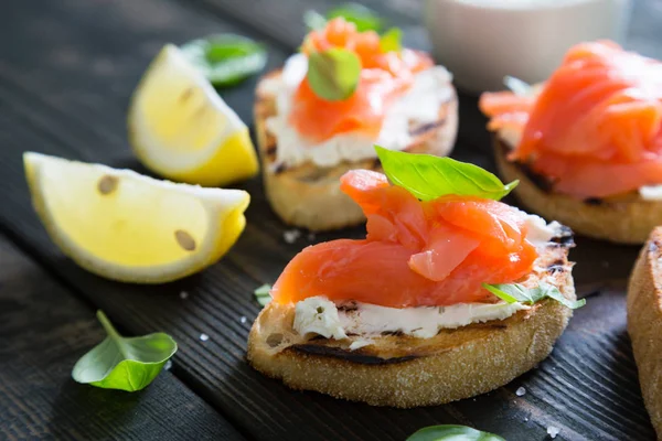 Bruschetta con queso crema y salmón ahumado — Foto de Stock