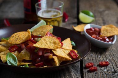Nacho salsa sos ve bira ile