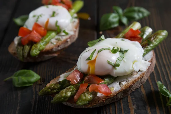 Bruschetta with asparagus and poached egg — Stock Photo, Image