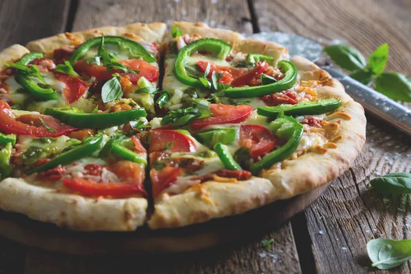 Pizza con mozzarella y pimiento verde —  Fotos de Stock