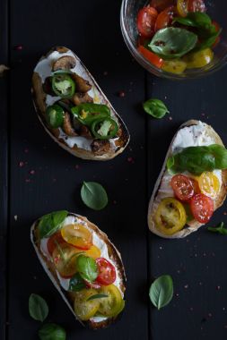 Bruschetta kiraz domates, krem peynir, mantar, fesleğen ile