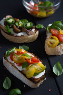 Bruschetta kiraz domates, krem peynir, mantar, fesleğen ile