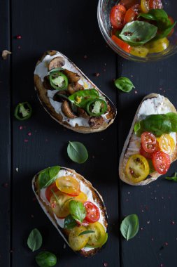 Bruschetta kiraz domates, krem peynir, mantar, fesleğen ile