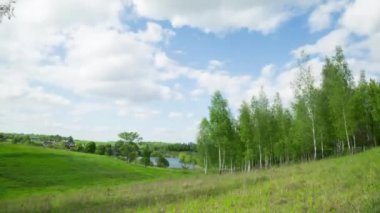 Tepeler, ağaç ve bir göl. Zaman sukut manzara