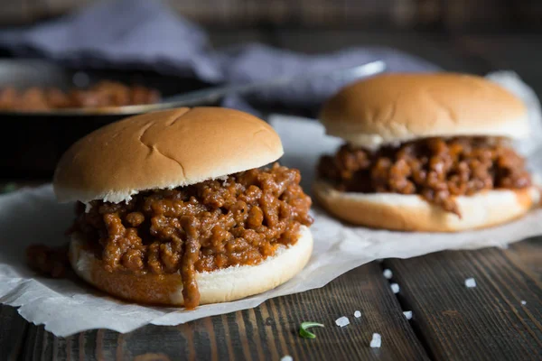 Hamburger schlampiger Scherz auf dem Tisch Stockbild