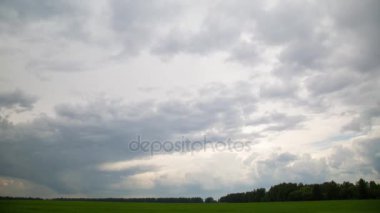 Gökyüzüne fırtına öncesi sessizlik. Zaman sukut manzara