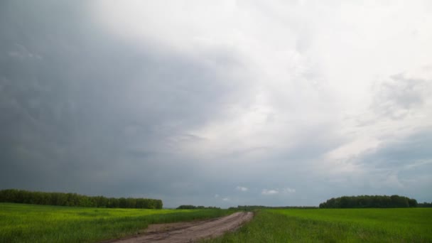 De hemel voor de storm. Tijd ronden landschap — Stockvideo