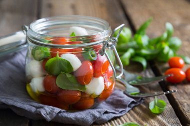Bir kavanoza Caprese salatası