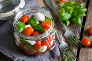 Bir kavanoza Caprese salatası