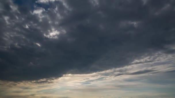 Dramatische hemel bij zonsondergang. Tijd ronden landschap — Stockvideo