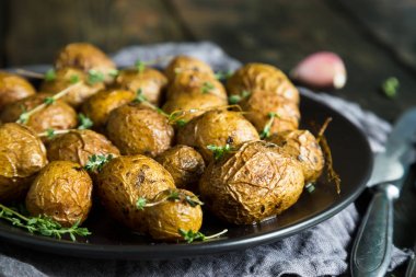 Otlar ile pişmiş patates