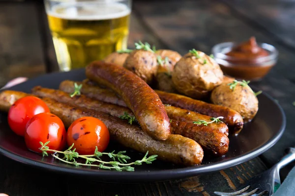 Embutidos fritos con patatas al horno — Foto de Stock