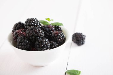 Tablo taze böğürtlen