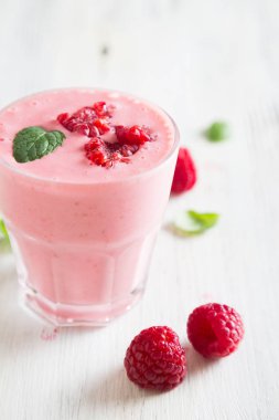 Tablo taze ahududu güler yüzlü