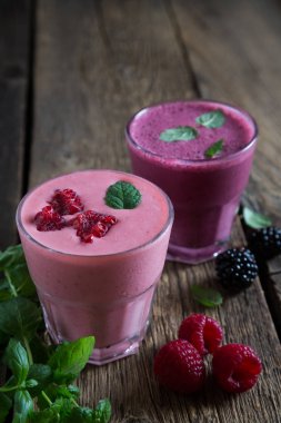 Taze Ahududu ve böğürtlen smoothies