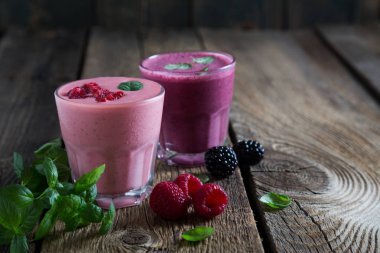 Taze Ahududu ve böğürtlen smoothies